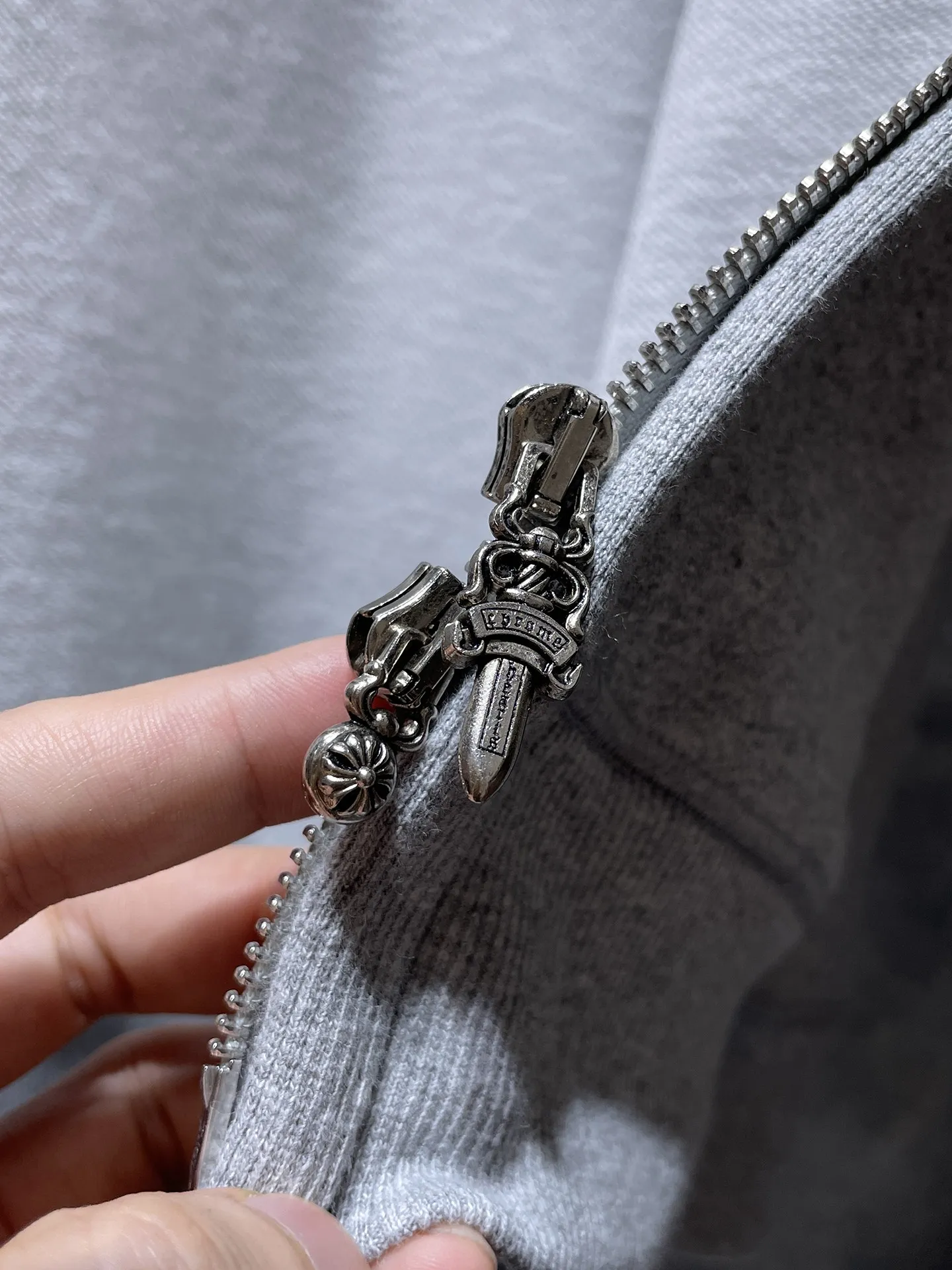 P260 Chrome Hearts counter synchronization ❤️ Same style as Tony Leung ❤️ Chrome patchwork leather cross long-sleeved zipper sweatshirt Improved customized version 1:1 high-weight high-quality fabric Recommended color: black gray Size: S, M, L, XL